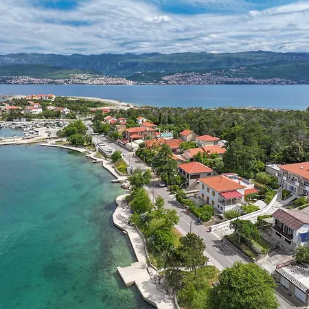 Seafront With Balcony-50 M From The Sea Apartmán *