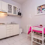 Seafront With Balcony-50 M From The Sea דירה שילו