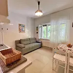 Seafront With Balcony-50 M From The Sea דירה