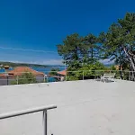 Seafront With Balcony-50 M From The Sea דירה שילו