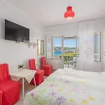 Seafront With Balcony-50 M From The Sea דירה *