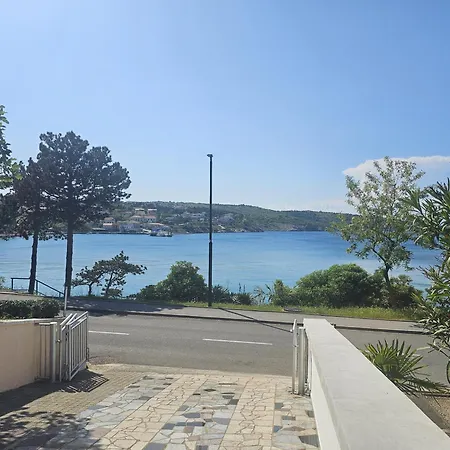 Seafront With Balcony-50 M From The Sea Appartamento *