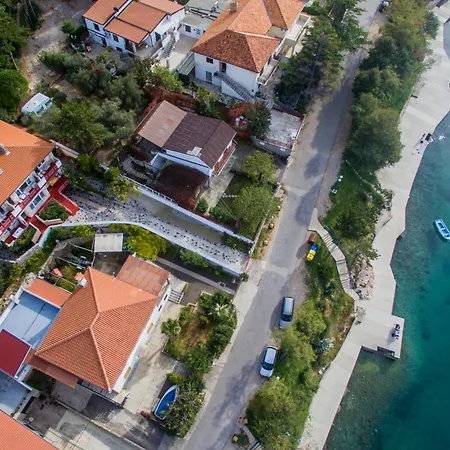 Seafront With Balcony-50 M From The Sea Appartement Šilo