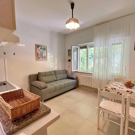 Seafront With Balcony-50 M From The Sea 公寓