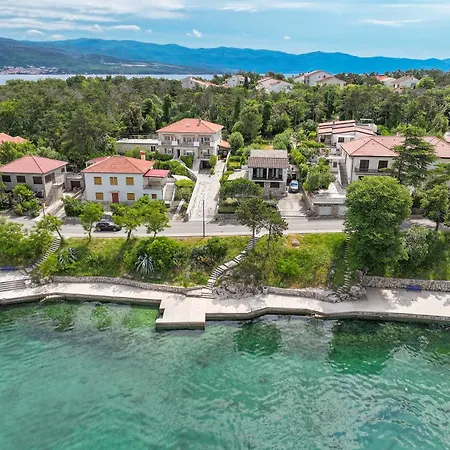 Seafront With Balcony-50 M From The Sea Appartamento *
