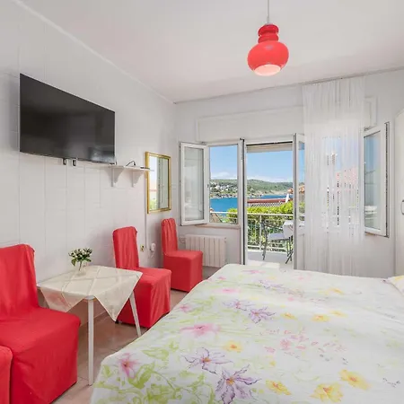 Seafront With Balcony-50 M From The Sea Apartment *
