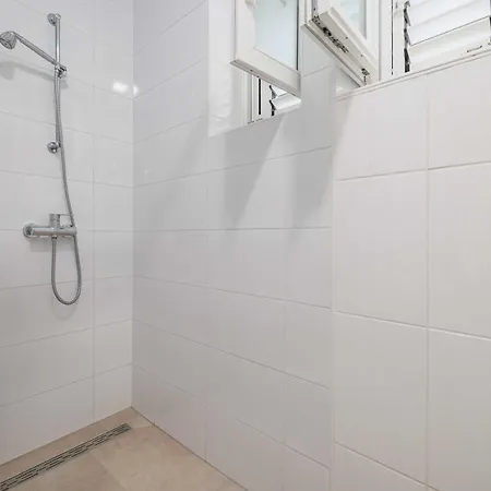 Apartment Seafront With Balcony-50 M From The Sea