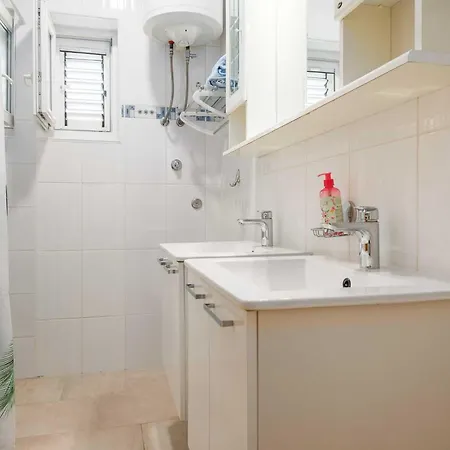 Apartment Seafront With Balcony-50 M From The Sea Silo (Krk)