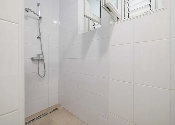 شقة Seafront With Balcony-50 M From The Sea