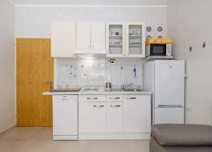 Seafront With Balcony-50 M From The Sea سيلو