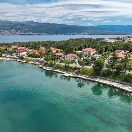 Apartment Seafront With Balcony-50 M From The Sea *